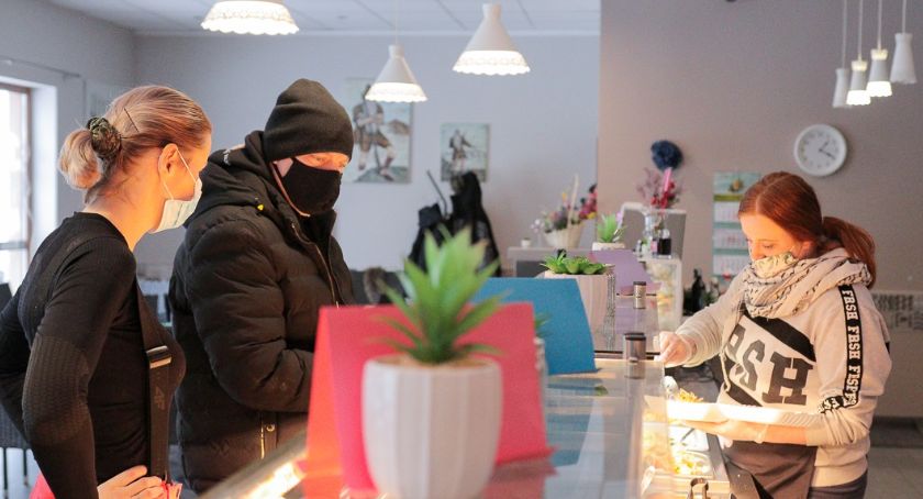 Lokale otwierają się masowo pomimo restrykcji