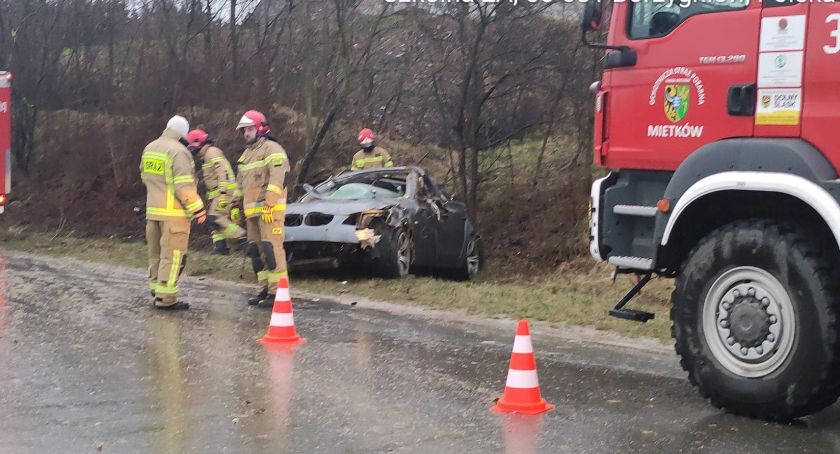 Dachowanie BMW na drodze lokalnej w gminie Mietków