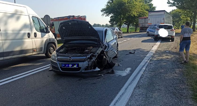 Zderzenie osobówki z autem ciężarowym. Ogromne utrudnienia na drodze w Kobierzycach
