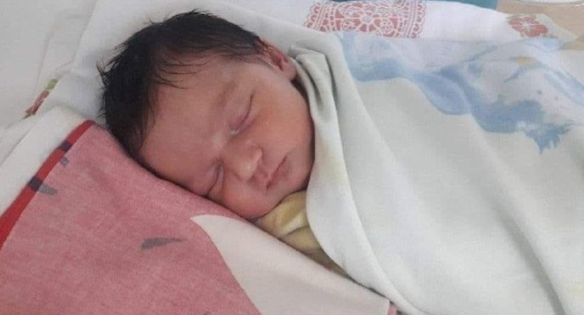 Radość przez łzy. Mała Iga ma już tylko tatę- jej mama zmarła tuż po porodzie
