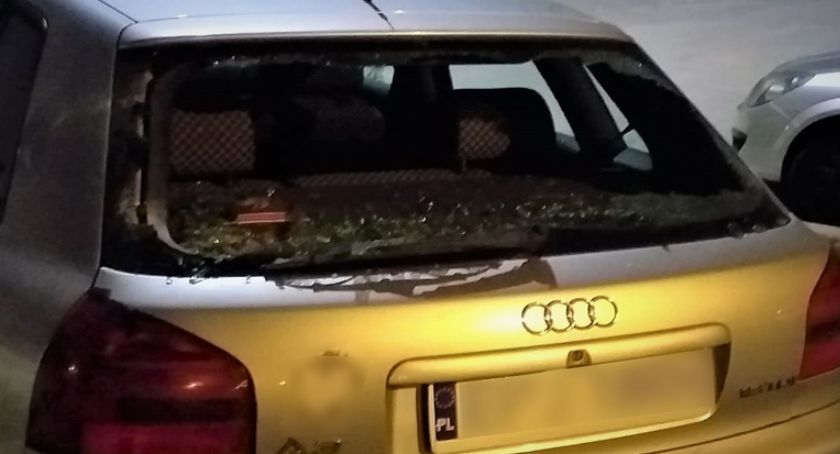 Sprawca zniszczeń w rękach policji. Agresywny mężczyzna w pojazdu rzucał cegłami
