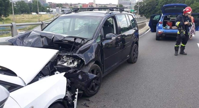 Zderzenie czołowe na placu Społecznym. Pijany kierowca wjechał pod prąd na estakadę