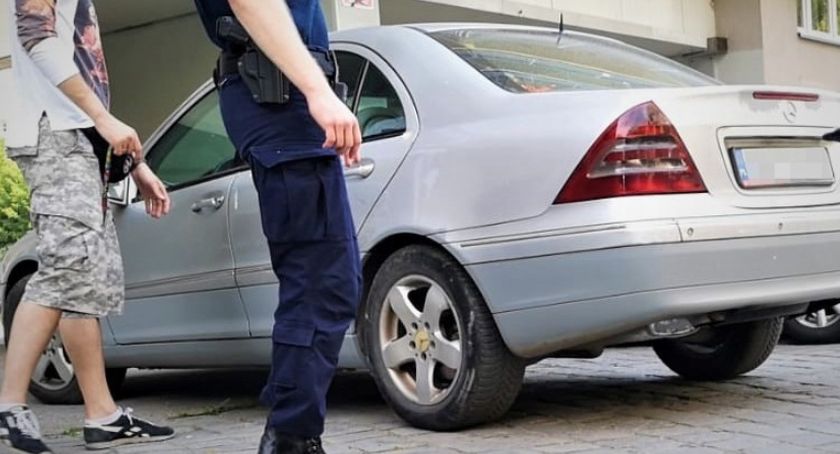 Pijany 56-latek z sądowym zakazem kierowania pojazdami siadł za kierownicą. Powstrzymał go policjant w cywilu