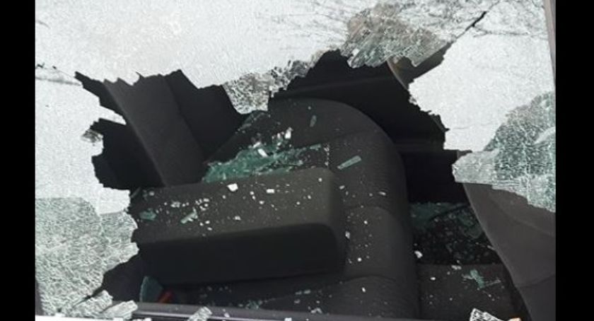 Włamał się do samochodu. Zatrzymany przez policję tłumaczył, że wszystko znalazł na trawniku
