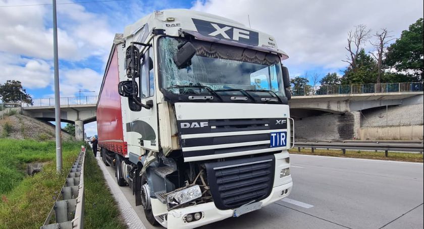 Zderzenie dwóch ciężarówek na 137 km autostrady A4