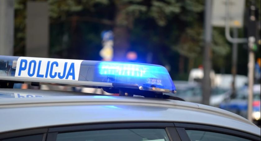 Kolizja na szpitalnym parkingi przy ul. Fieldorfa. Karetka staranowała lampę i zaparkowane samochody