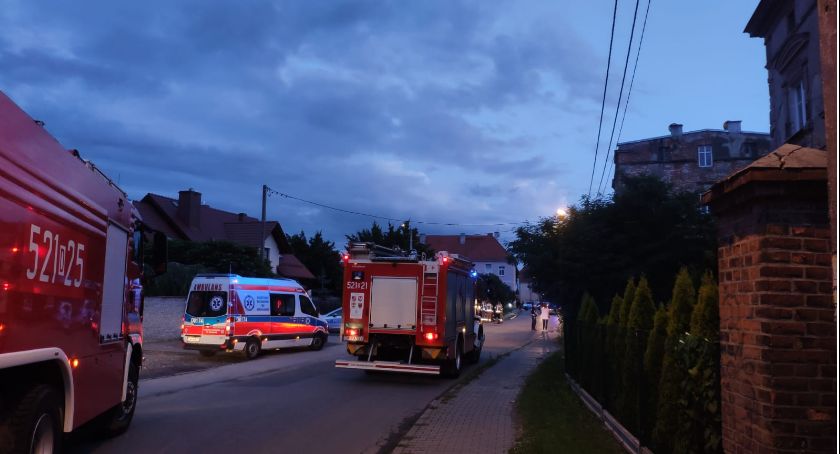 Oława. Desperat wszedł na dach i groził przechodniom ciężkim młotem
