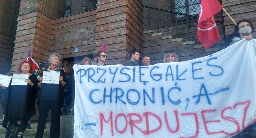 Protest przed budynkiem Komendy Wojewódzkiej we Wrocławiu