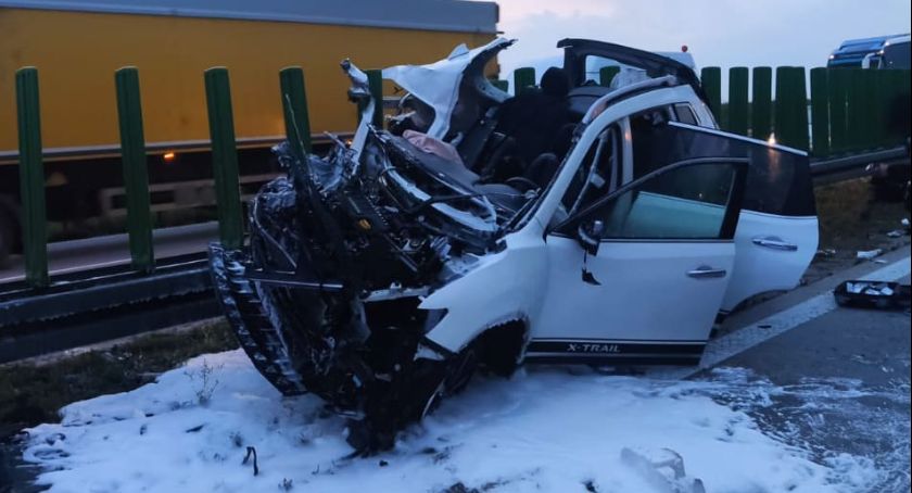 Poranny wypadek na 115 km autostrady A4. Samochód wbił się pod naczepę ciężarówki