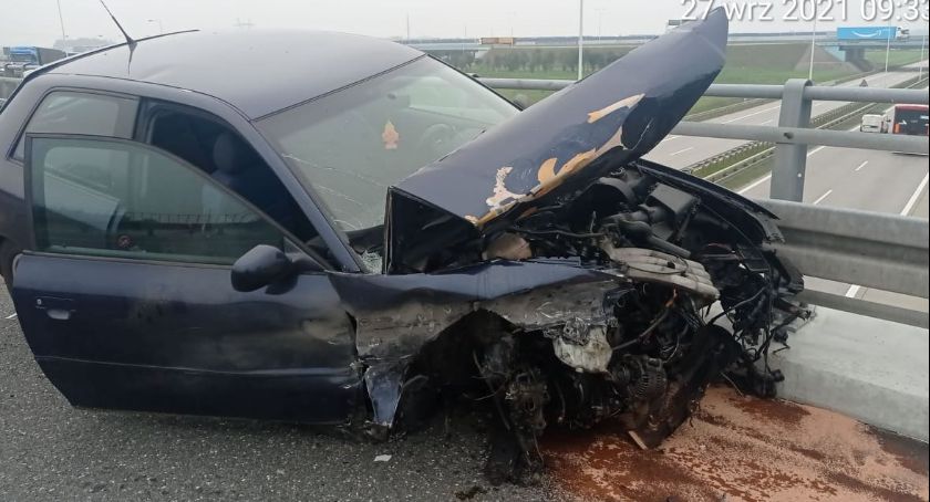Węzeł Wrocław Południe. Ciężarówka zepchnęła auto osobowe na bariery ochronne