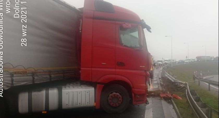 Zablokowany zjazd z autostrady A4 na AOW w kierunku Warszawy. Ciężarówka uderzyła w bariery