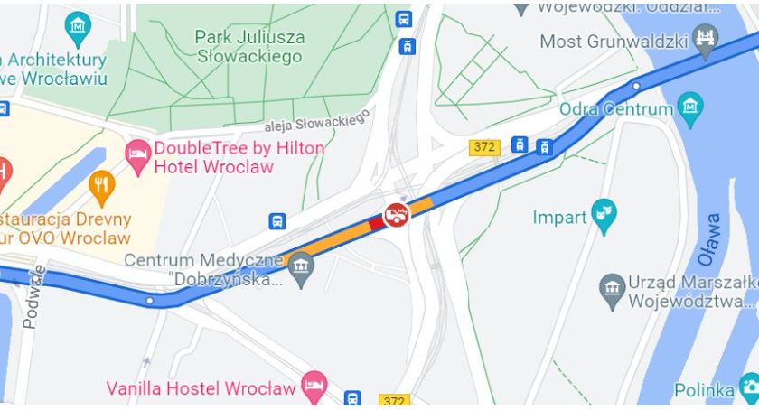 Poważne utrudnienia po zderzeniu dwóch aut przy Placu Społecznym