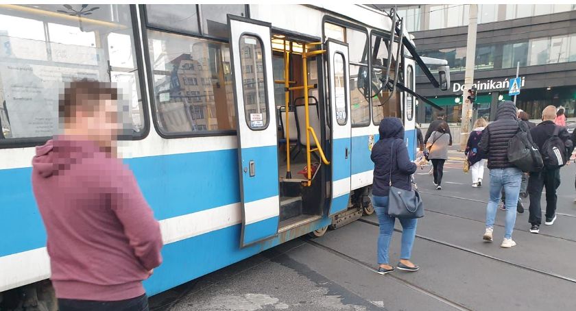 Wykolejenie tramwaju na skrzyżowaniu Oławskiej i Piotra Skargi