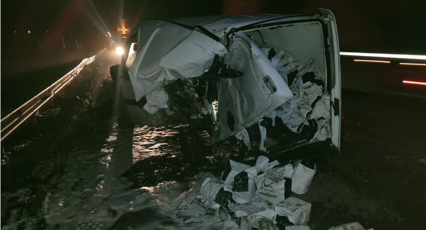 Dwie osoby ranne w nocnym wypadku na 124 kilometrze A4. Auto wjechało w inny unieruchomiony pojazd