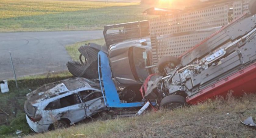Zderzenie lawety z ciężarówką na A8 w kierunku Warszawy. Ranna została jedna osoba