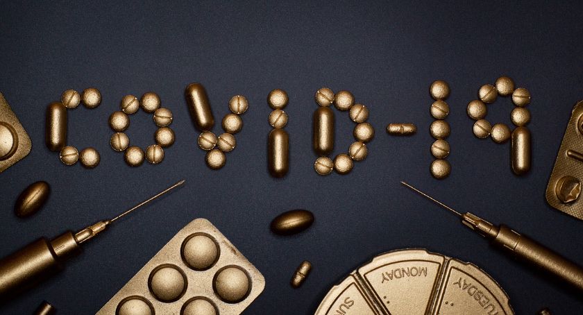 Tabletka na Covid zmniejsza ryzyko hospitalizacji i zgonów - Polska kupuje nowy lek