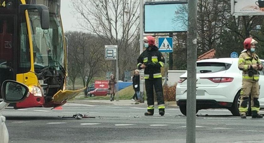 Jedna osoba ranna po zderzeniu osobówki z autobusem MPK na Pilczyckiej