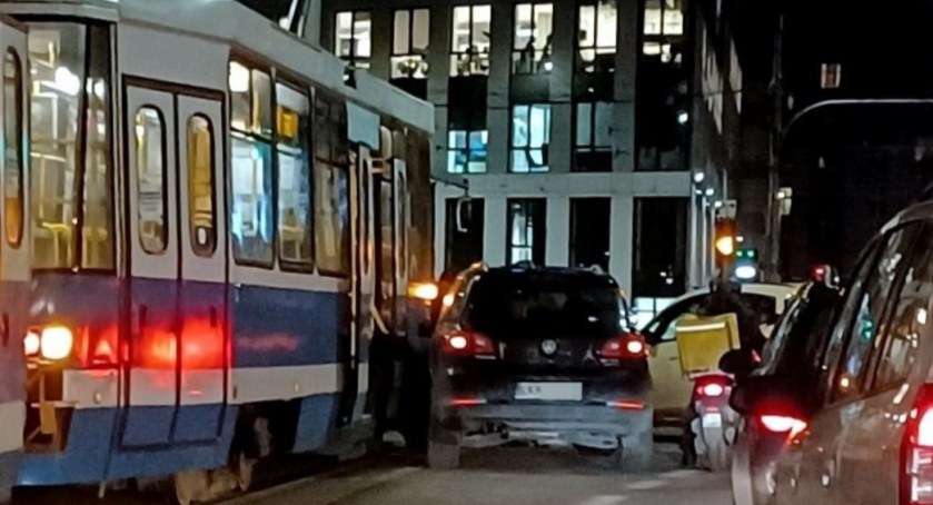 Kolizja osobówki z tramwajem przy pl. Wróblewskiego