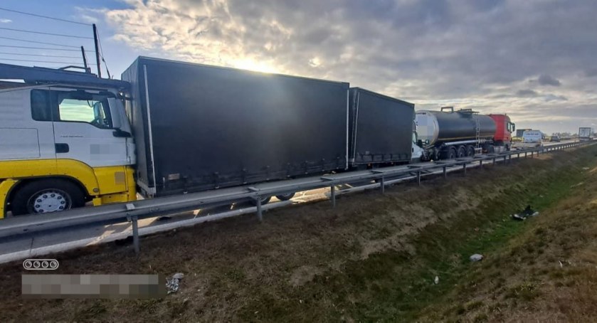 Kolizja trzech ciężarówek za węzłem Kąty Wrocławskie. Potężne utrudnienia na A4 w kierunku Legnicy