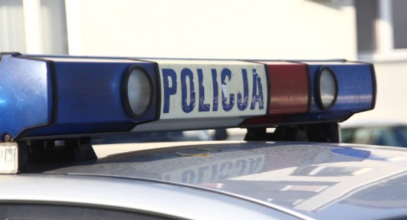 Totalnie pijany kierowca podjechał pod sklep monopolowy i wypadł z samochodu. Został zatrzymany dzięki czujności przypadkowych świadków
