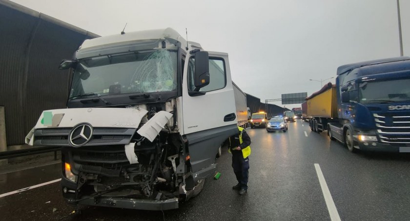 Kolizja na AOW. Kierowca ciężarówki uderzył w lawetę przewożącą busy