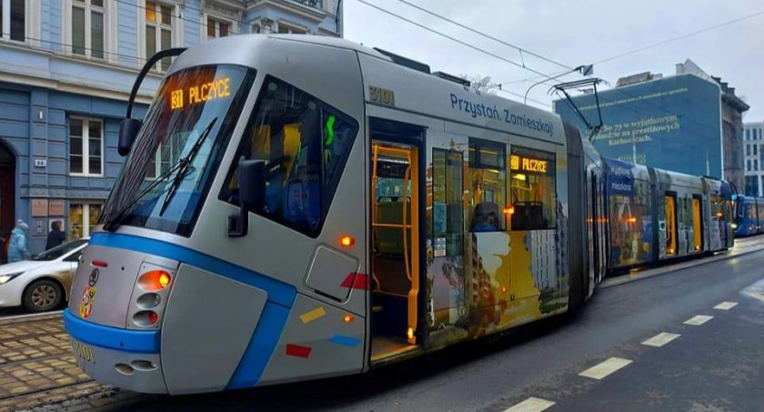 Wykolejenie tramwaju linii 31 na ulicy Piłsudskiego we Wrocławiu