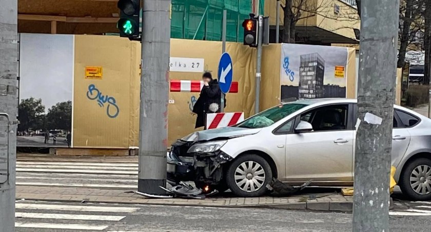 Nieoznakowany radiowóz policyjny uderzył w latarnie przy Powstańców Śląskich we Wrocławiu - fot. nadesłane przez czytelnika
