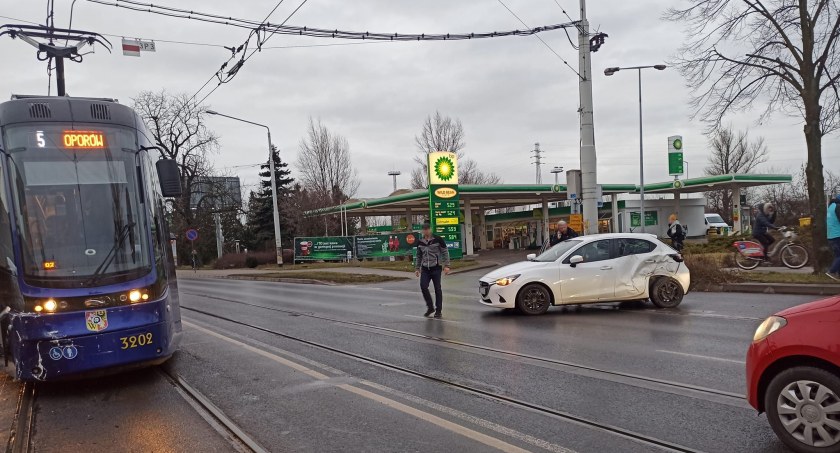 Kolizja samochodu osobowego z tramwajem na ul. Krakowskiej we Wrocławiu - fot. czytelniczka