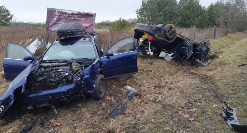 Groźny wypadek w gminie Czernica. Kierujący BMW nie zastosował się do znaku STOP - fot. Ochotnicza Straż Pożarna w Kamieńcu Wrocławskim