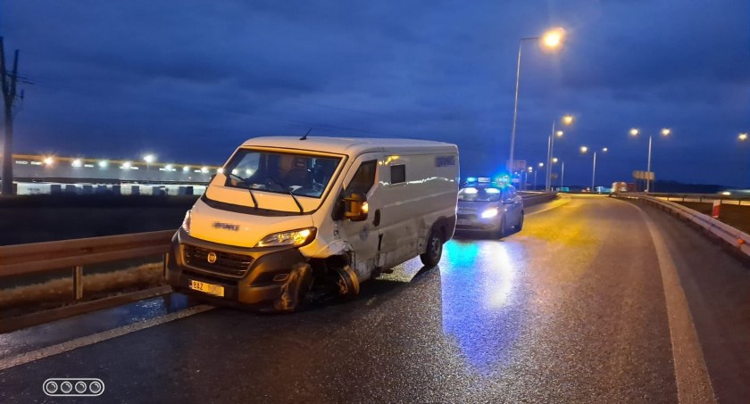 Kolizja bankowozu na zjeździe z AOW na autostradę A4 w kierunku Wrocławia