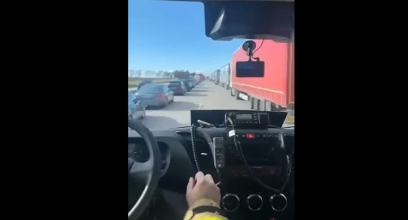 Wzorowy korytarz życia na autostradzie A4 w kierunku granicy. Brawa dla kierowców - kadr z filmu OSP KSRG Gniechowice