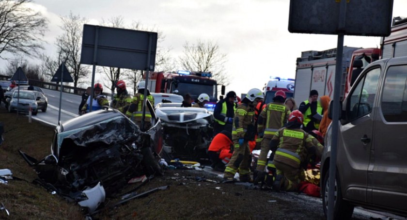 Czołowe zderzenie na DK8 pod Bardem. 5 osób poszkodowanych, w tym kobieta w ciąży - fot. Express-Miejski.pl