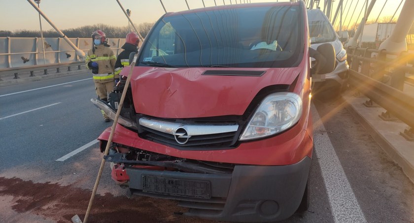 Kolizja 4 aut na Moście Rędzińskim. Jedna osoba poszkodowana. Lądował LPR