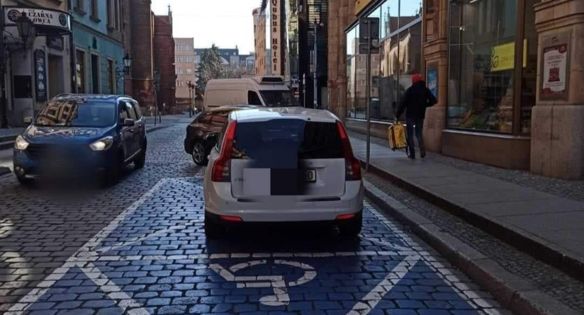 Kłamstwo ma krótkie nogi. Ponad 3,5 tyś zł mandatu za parkowanie na miejscu dla niepełnosprawnych bez uprawnień