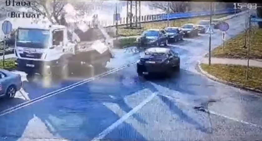 Szesnastolatek wjechał rowerem na przejście dla pieszych wprost pod nadjeżdżające auto. Zobacz film z oławskiego monitoringu