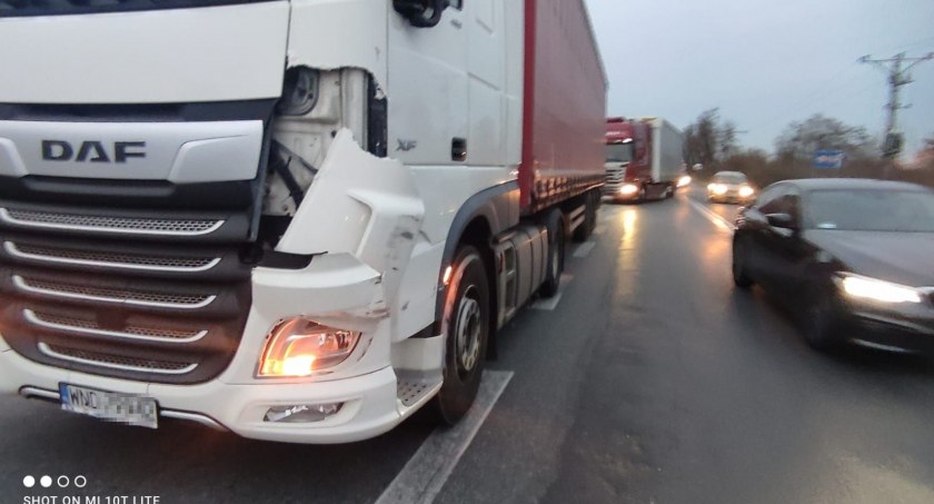 Autem ciężarowym wymusił pierwszeństwo na węźle Kąty Wrocławskie i doprowadził do kolizji. Otrzymał mandat karny w wysokości 1500zł