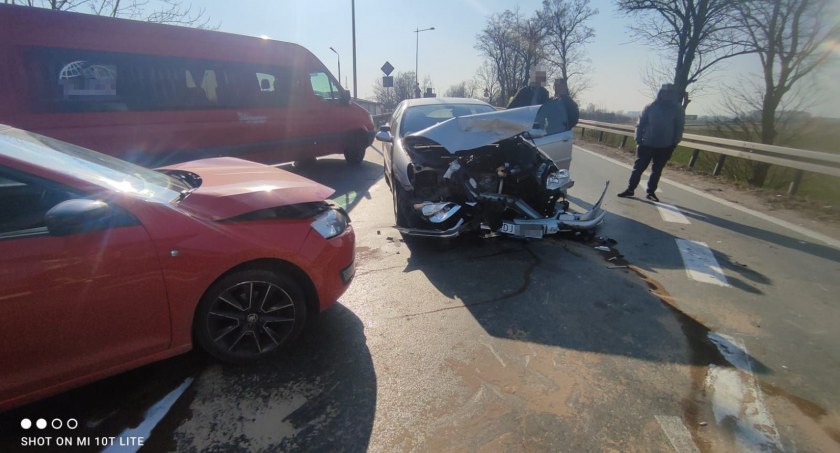Kolizja dwóch pojazdów osobowych na zjeździe z A4 w Kostomłotach