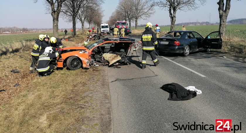 BMW rozerwane na kawałki. 24-letni kierowca poniósł śmierć na miejscu, a trzy osoby trafiły do szpitala. Tragiczny wypadek pod Świdnicą