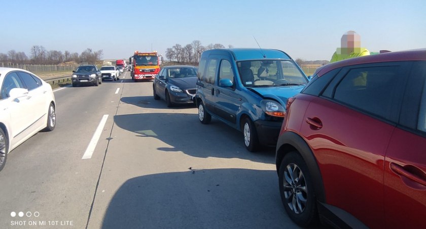 Kolizja czterech aut na 136 kilometrze A4 w kierunku Legnicy. Uwaga na utrudnienia