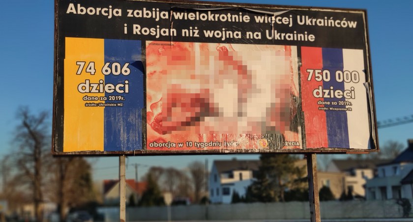 Aborcja z wojną w tle. Nowe kontrowersyjne plakaty antyaborcyjne w podwrocławskich Siechnicach