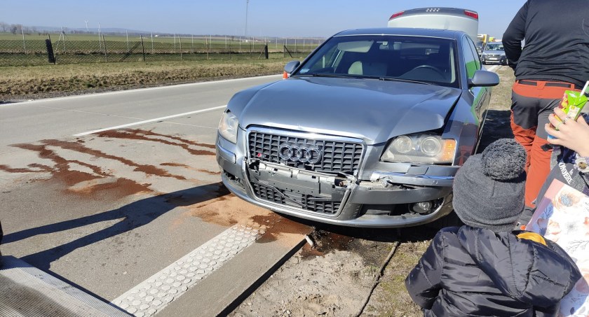 Kolizja dwóch aut na autostradzie A4 przed węzłem Udanin. Typowe najechanie na tył na lewym pasie