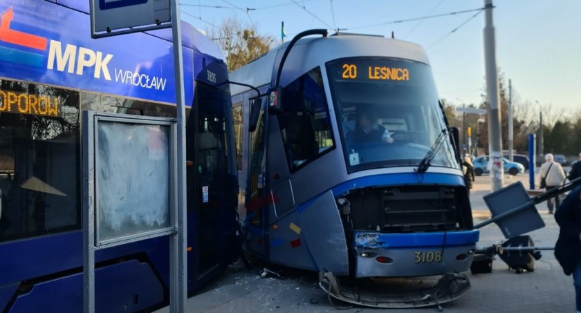 Wykolejenie tramwaju na przystanku Grabiszyńska - Cmentarz. Pojazd wjechał na przeciwległy peron - fot. Adam Koszewicz-Grzeszczak