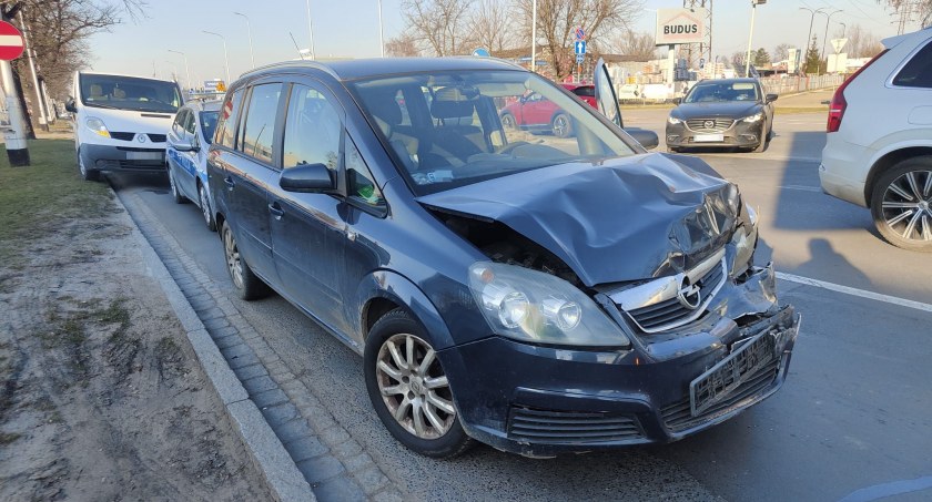 Kolizja z udziałem trzech aut na al. Brucknera we Wrocławiu. Ranna została jedna osoba