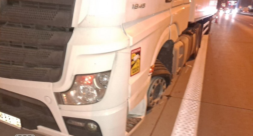 Wybuch opony w ciężarówce na autostradzie A4 przy zjeździe na AOW