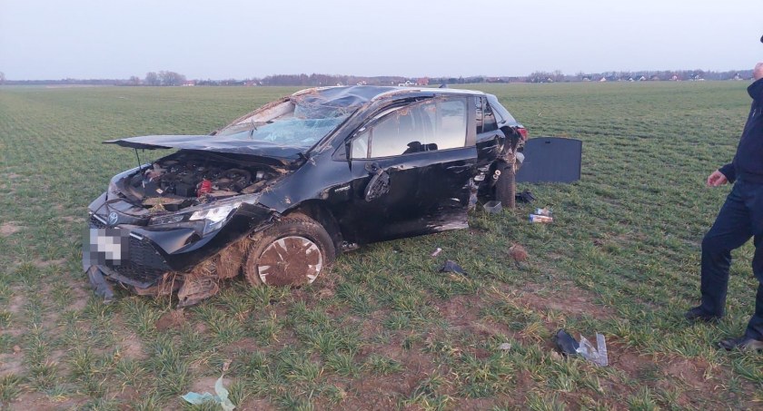 Zderzenie dwóch aut na skrzyżowaniu w gminie Kostomłoty. Jedna osoba trafiła do szpitala