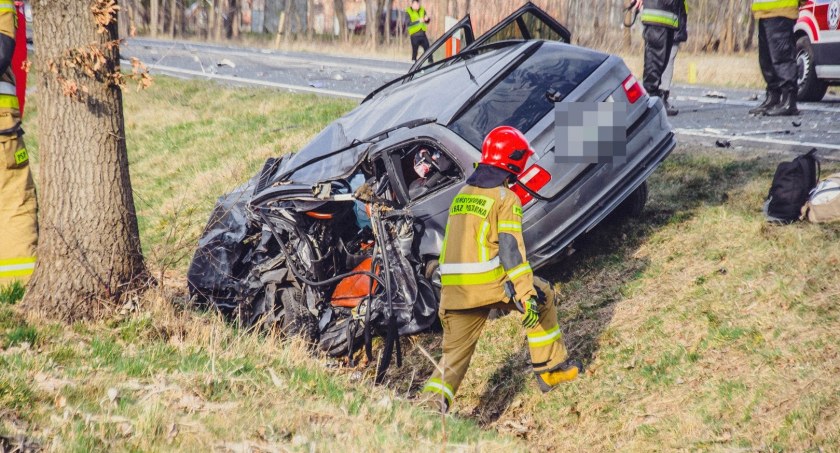 Śmiertelny wypadek na DK25 w gminie Syców. Czołowe zderzenie ciężarówki z BMW. Nie żyje 24-letni kierowca osobówki