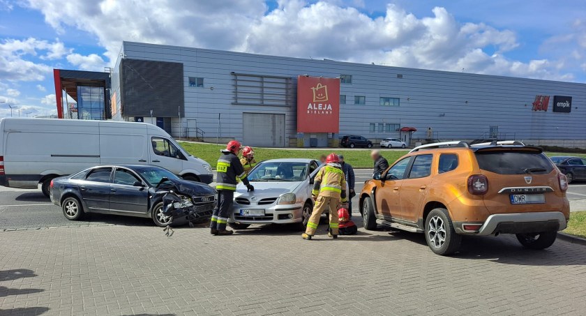 Bielany Wrocławskie. Wypadek trzech aut osobowych przy ulicy Czekoladowej. Jedna osoba poszkodowana