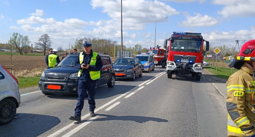 Sobotni wypadek z udziałem 6 aut osobowych w Siechnicach pod Wrocławiem - fot. OSP Święta Katarzyna