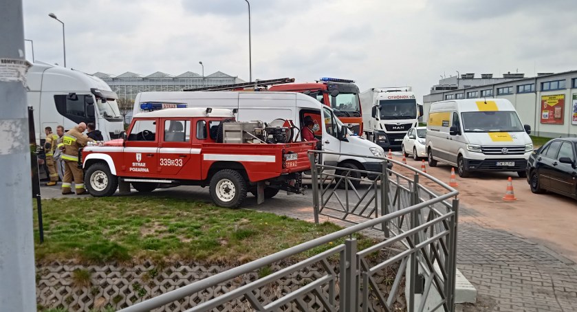 Kolizja busa z pojazdem ciężarowym w Siechnicach