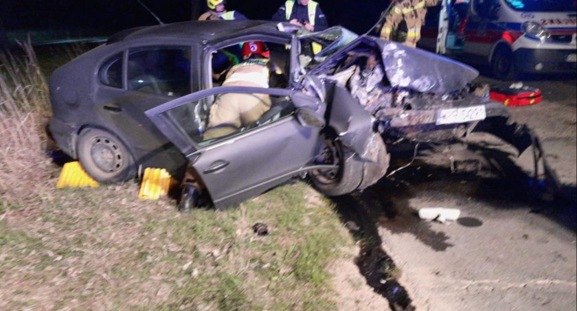 Groźny wypadek na DW382 w gminie Kamieniec Ząbkowicki. Osobowy Seat wypadł z drogi i uderzył w drzewo - fot. czytelnik